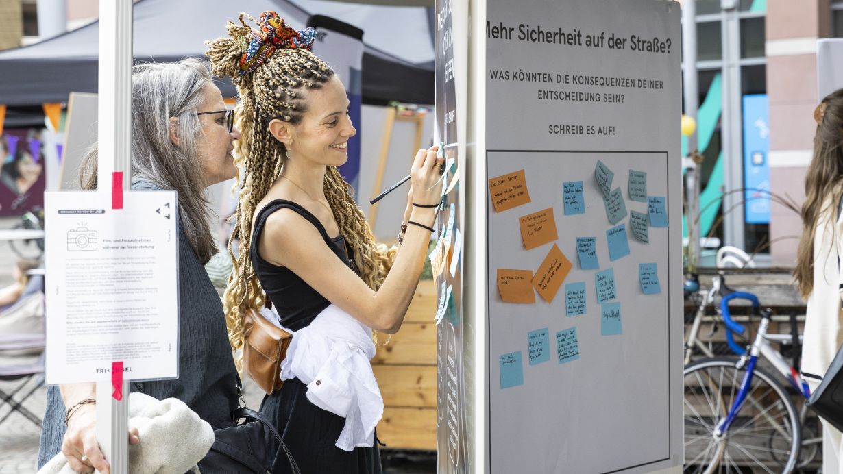 Besucher im Austausch beim Real:labor Festival des KIT in Karlsruhe