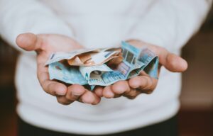 Hände halten zerknitterte Euro-Banknoten