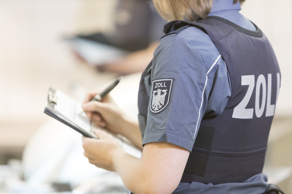 Zollbeamtin bei einer Kontrolle