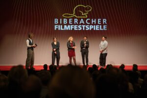 Eröffnung der Biberacher Filmfestspiele 2026 auf der Bühne der Stadthalle