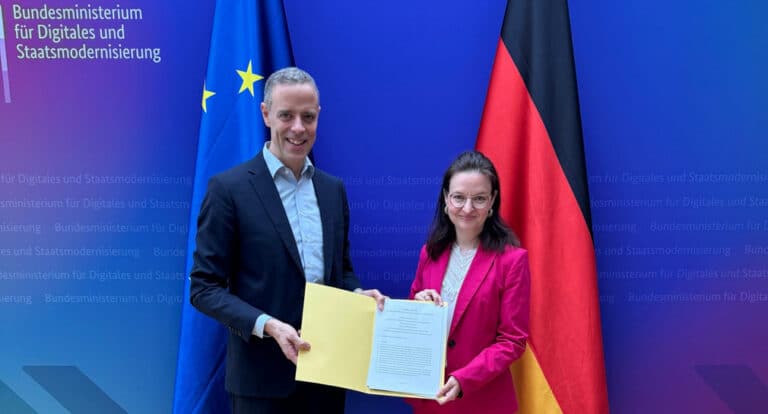 Staatssekretär Markus Richter und Landes-CDO Ronja Kemmer unterzeichnen die Verwaltungsvereinbarung