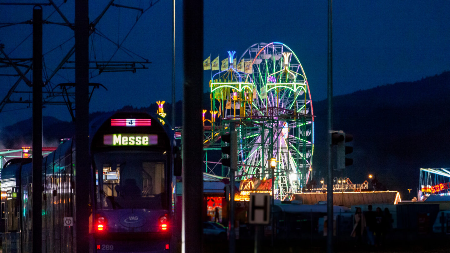 Straßenbahn der Linie 4 an der Messe Freiburg