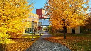 Übergang von der Bibliothekszentrale zur Südschiene der Universität Ulm