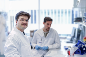 Dr. Florian Ingelfinger arbeitet in einem Labor des Universitätsklinikums Freiburg an der KI-gestützten Blutkrebsdiagnostik