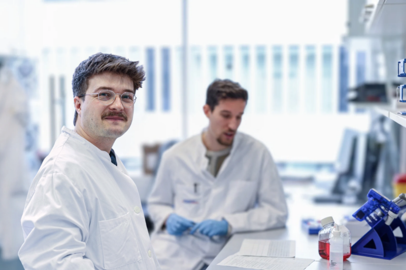 Dr. Florian Ingelfinger arbeitet in einem Labor des Universitätsklinikums Freiburg an der KI-gestützten Blutkrebsdiagnostik