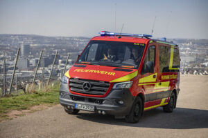 Einsatzleitwagen der Feuerwehr Stuttgart vor einer Feuerwache – Symbolbild