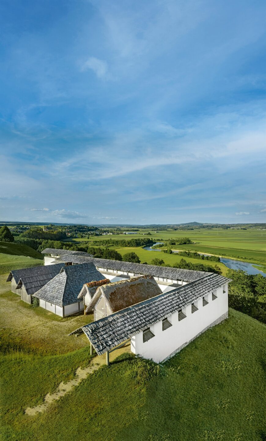 Luftaufnahme der Heuneburg oberhalb der Donau