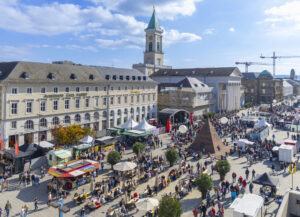 Besucher beim Karlsruher Stadtfest in der Innenstadt im Jahr 2025