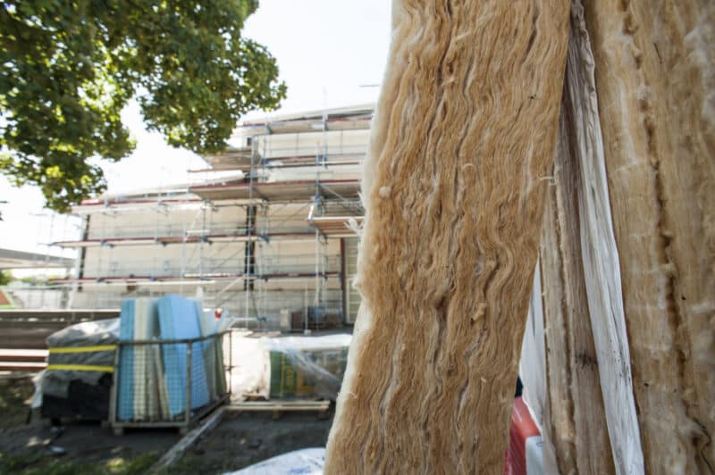 Mehrfamilienhaus als Symbol für energetische Sanierung und Energiekosten