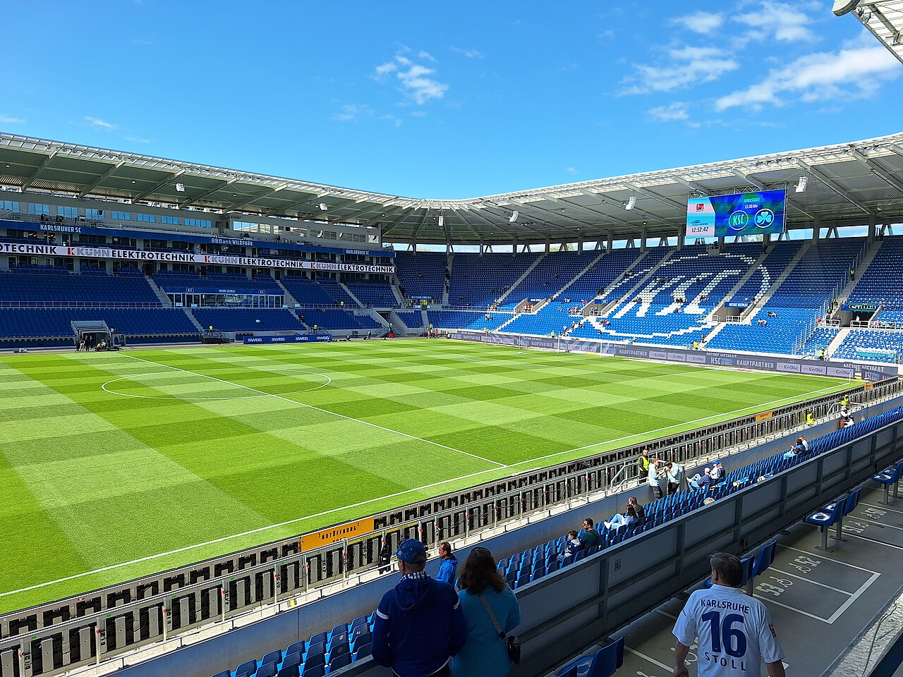 Leeres BBBank-Wildparkstadion des Karlsruher SC vor einem Heimspiel