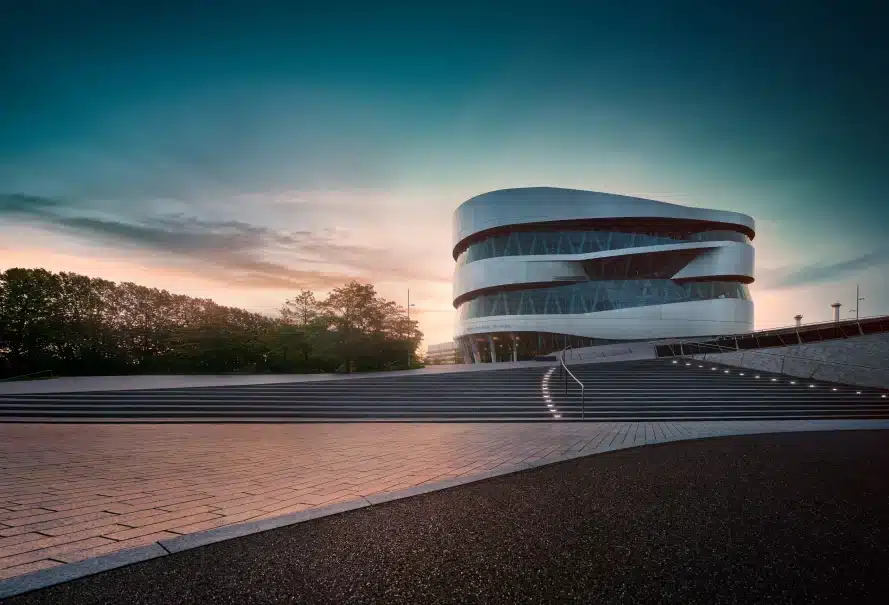 Mercedes-Benz Museum in Stuttgart bei Sonnenuntergang