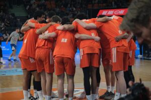 Spieler von ratiopharm Ulm stehen vor einem EuroCup-Spiel im Mannschaftskreis (Archivbild)