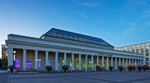 Beleuchteter Weinbrennersaal in der modernisierten Stadthalle Karlsruhe