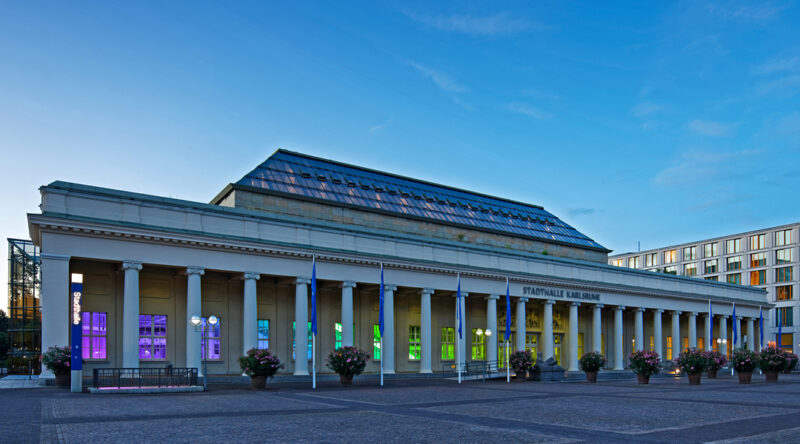 Beleuchteter Weinbrennersaal in der modernisierten Stadthalle Karlsruhe