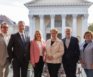 Vertreter von SUSS MicroTec und der Stadt Karlsruhe nach dem Grundstückskauf