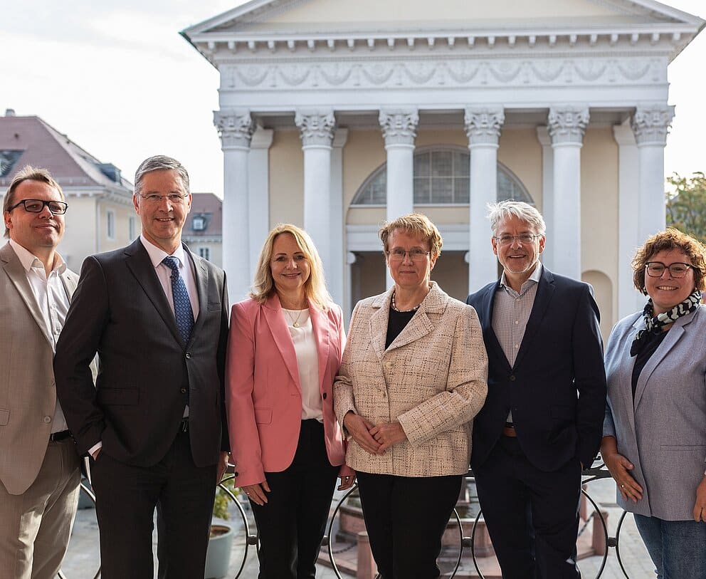 Vertreter von SUSS MicroTec und der Stadt Karlsruhe nach dem Grundstückskauf