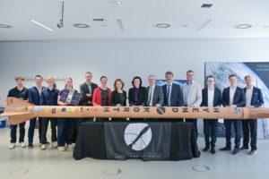 Bundesforschungsministerin Dorothee Bär, Wissenschaftsministerin Petra Olschowski, Forschende und Studierende mit einer HyEnD-Rakete