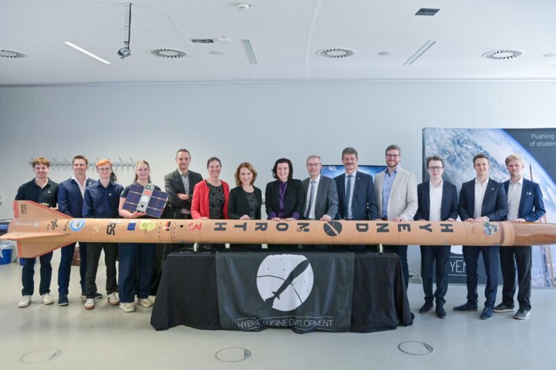 Bundesforschungsministerin Dorothee Bär, Wissenschaftsministerin Petra Olschowski, Forschende und Studierende mit einer HyEnD-Rakete
