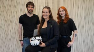 Drei Mitglieder des Uni-Ulm-Startups xenko mit VR-Brille