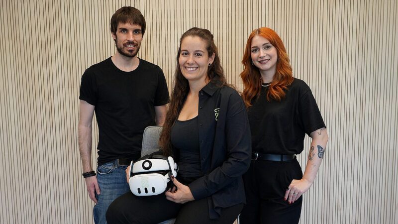 Drei Mitglieder des Uni-Ulm-Startups xenko mit VR-Brille