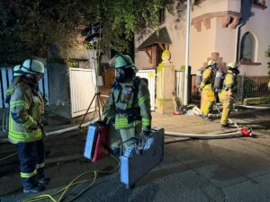 Feuerwehrleute mit Atemschutz beim Brand in der Hildastraße in Weinheim