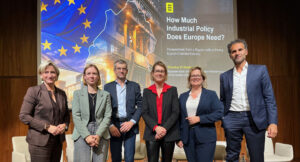 Wirtschaftsministerin Nicole Hoffmeister-Kraut bei einer Diskussion zur europäischen Industriepolitik in Brüssel