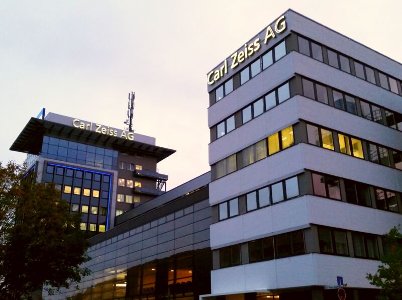 Hauptgebäude der Carl Zeiss AG in Oberkochen mit ZEISS Forum