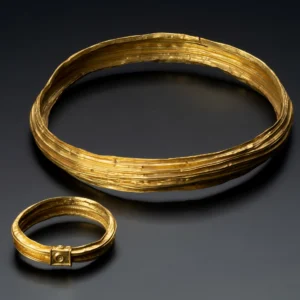 Goldener frühkeltischer Hals- und Armreif in der Ausstellung Zier und Zeichen