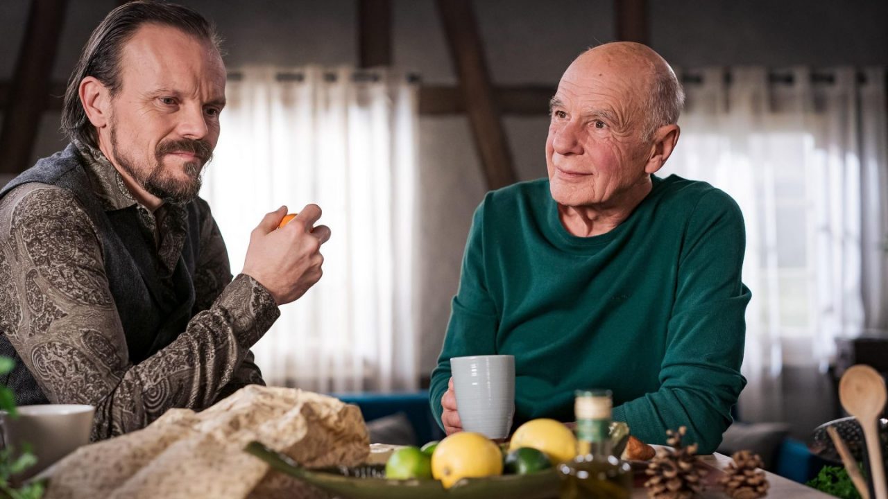 SWR DIE FALLERS, DIE SWR SCHWARZWALDSERIE, FOLGE 1280, "Beistand", am Sonntag (07.12.25) um 19:15 Uhr im SWR.
Obwohl Heinz (Thomas Meinhardt, re.) den Eindruck hat, dass es Sophie richtig gut geht, lässt er sich von Constantin (Robert Besta, l.) einreden, dass Sophies Zustand Anlass zu ernsthafter Sorge gibt.
© SWR/Christian Koch, honorarfrei - Verwendung gemäß der AGB im engen inhaltlichen, redaktionellen Zusammenhang mit genannter SWR-Sendung bei Nennung "Bild: SWR/Christian Koch" (S2+). SWR Presse/Bildkommunikation, Baden-Baden, Tel: 07221/929-24429, foto@swr.de