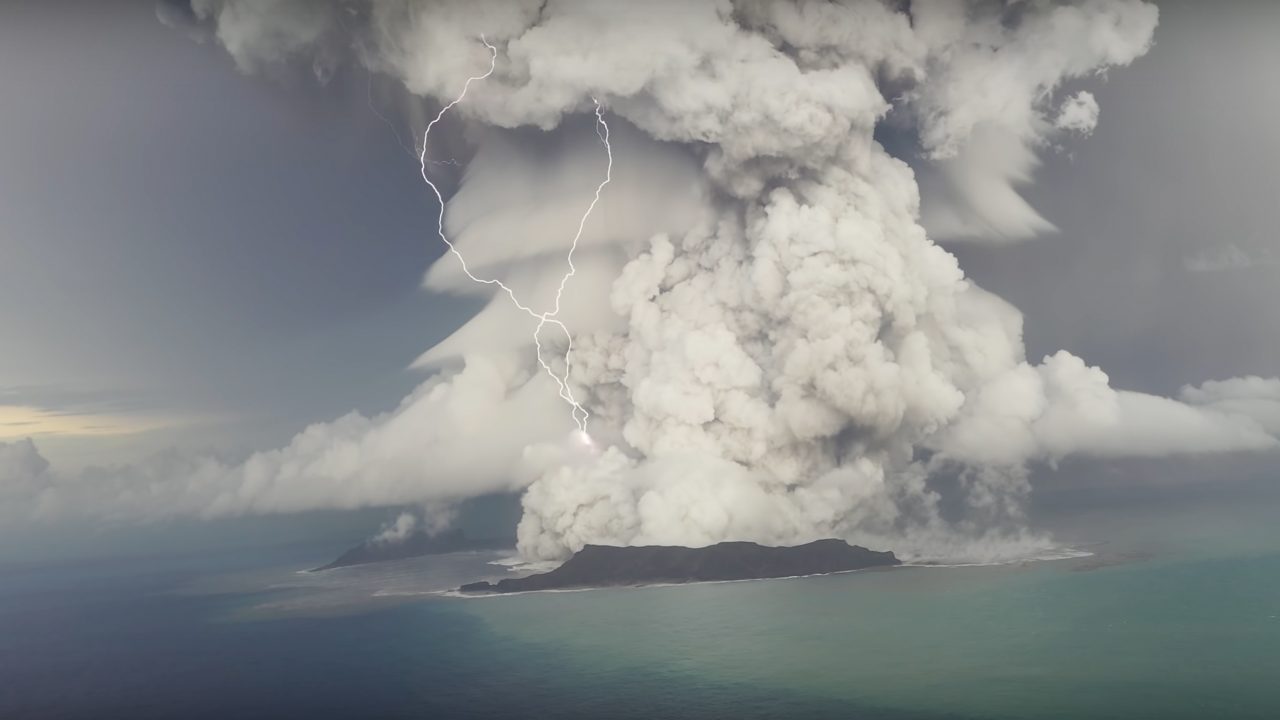 Beim gewaltigen Ausbruch eines Vulkans im Inselstaat Tonga im Südpazifik stieg im Januar 2022 die Aschesäule rekordverdächtig hoch in die Atmosphäre auf. Fast 150 Millionen Tonnen Wasserdampf wurden bis in die Stratosphäre katapultiert. / Weiterer Text über ots und www.presseportal.de/nr/12322 / Die Verwendung dieses Bildes für redaktionelle Zwecke ist unter Beachtung aller mitgeteilten Nutzungsbedingungen zulässig und dann auch honorarfrei. Veröffentlichung ausschließlich mit Bildrechte-Hinweis.
