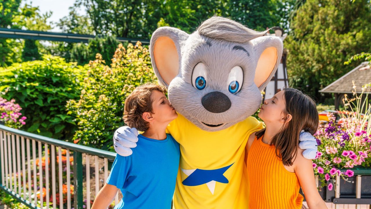 Ed Euromaus wird von zwei Kindern Geküsst