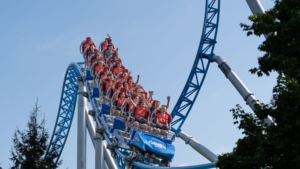 Die FC Bayern Frauen im "blue fire Megacoaster"