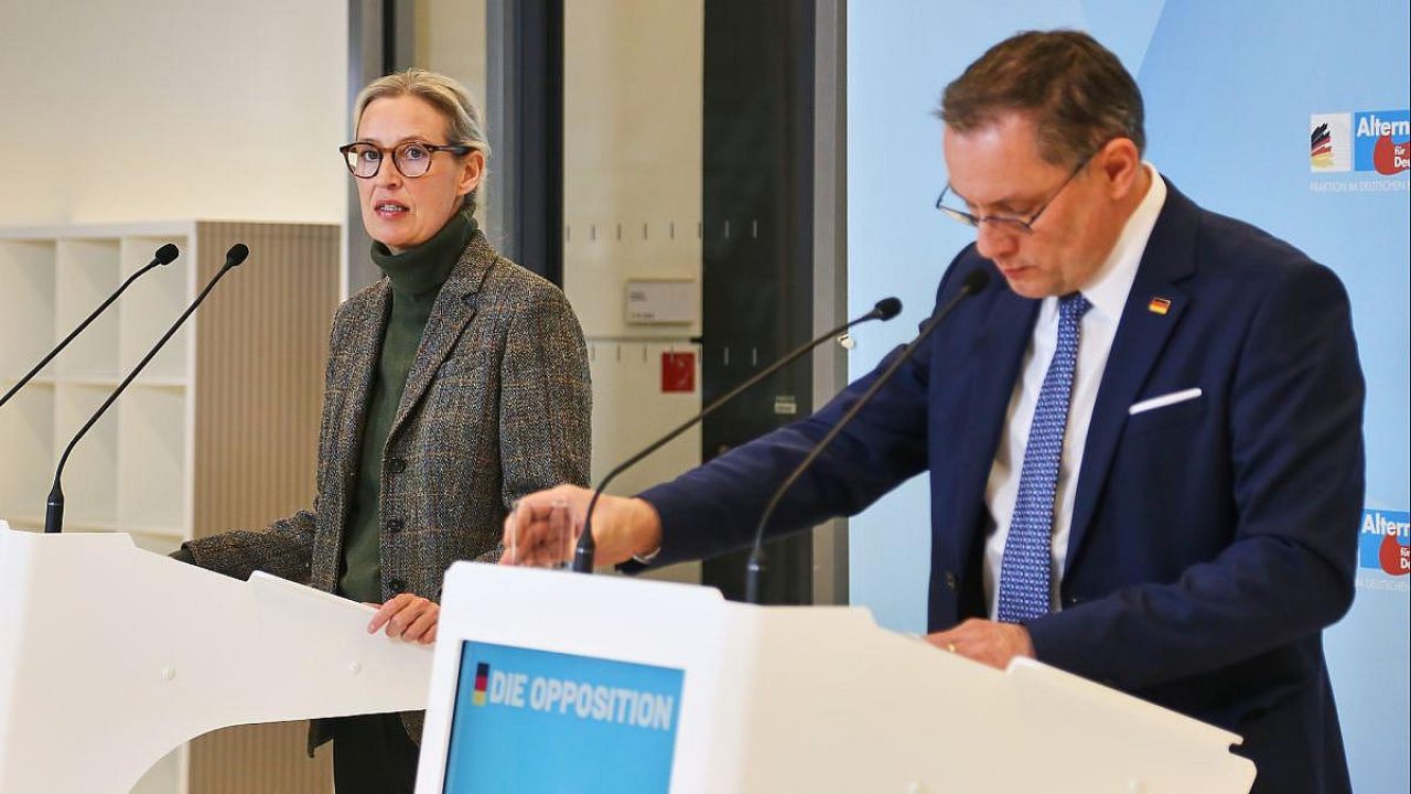 Zwei Politiker bei einer Pressekonferenz zur Opposition.