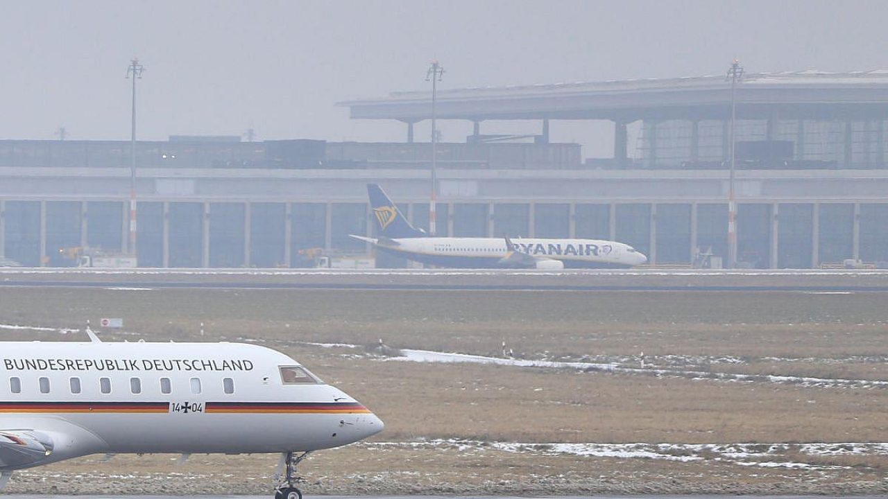 Zwei Flugzeuge am Flughafen, eines mit deutscher Flagge und eines von Ryanair.