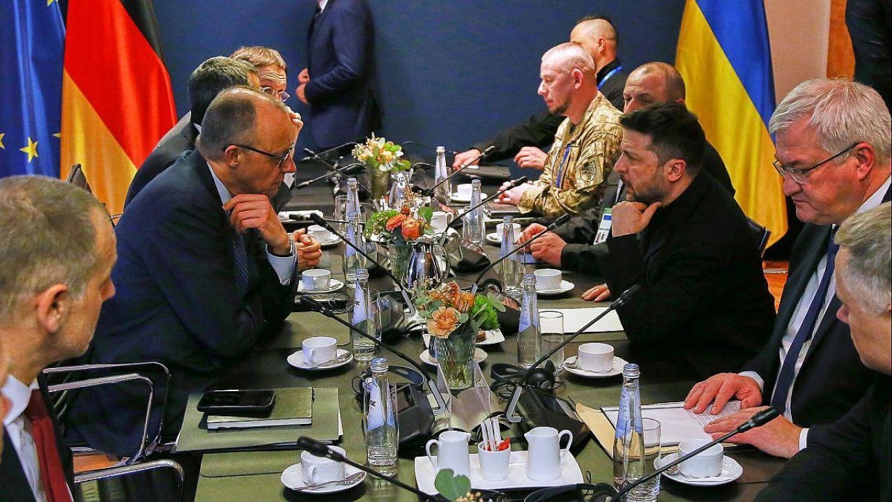 Politisches Treffen mit mehreren Teilnehmern an einem Tisch.