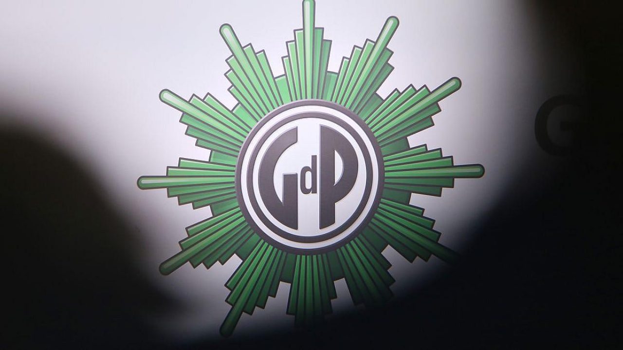 Logo der Gewerkschaft der Polizei (GdP) auf einem Hintergrund.